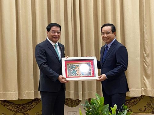  Đồng chí Athsaphangthong Siphandone tặng quà lưu niệm đến đồng chí Nguyễn Văn Được. Ảnh: XUÂN HẠNH 