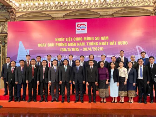  Đoàn đại biểu hai bên chụp ảnh lưu niệm. Ảnh: XUÂN HẠNH 