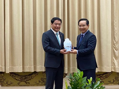  Đồng chí Nguyễn Văn Được tặng quà lưu niệm đến đồng chí Athsaphangthong Siphandone. Ảnh: XUÂN HẠNH 