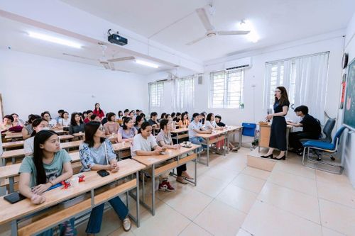 Phụ huynh tham gia chương trình tư vấn tuyển sinh của Trường THPT Chuyên Ngoại ngữ (Trường ĐH Ngoại ngữ, ĐH Quốc gia Hà Nội). Ảnh: NTCC.