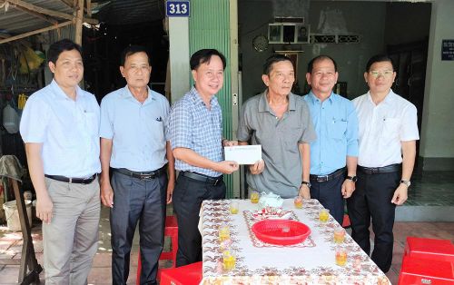 Lãnh đạo thị xã thăm gia đình chính sách ở xã Tân Thạnh