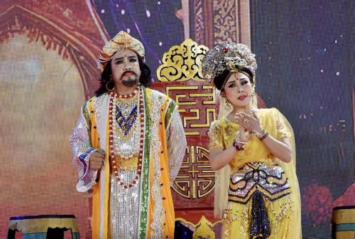 NSƯT Lê Tứ trong vai vua Tịnh Phạn và nghệ sĩ Hà Như vai di mẫu Ma Ha Ba Xà Ba Đề. Ảnh: Trần Tiến Dũng