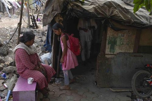 Unnati Pradeep, 11 tuổi, đang nói chuyện với mẹ bên ngoài ngôi nhà của cô bé ở Thane gần Mumbai. Ảnh: AP.