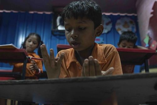 Yash Ganesh Gayakwad, 9 tuổi, đếm bằng ngón tay trong giờ học toán tại trường Signal Shala.