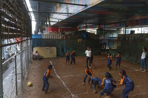 Học sinh chơi kabbadi, một môn thể thao truyền thống của Ấn Độ, tại trường Signal Shala ở Thane. Ảnh: AP.
