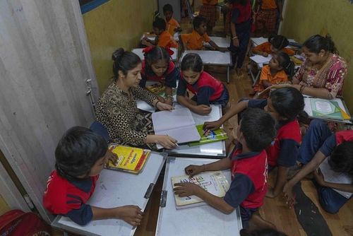 Học sinh tham dự lớp học tiếng Marathi tại trường Signal Shala. Ảnh: AP