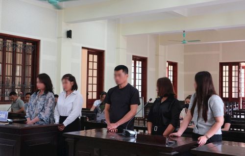 Các bị cáo trong vụ án tổ chức cho người khác trốn đi nước ngoài.
