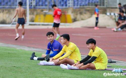 Thủ môn Văn Việt (mặc áo xanh) chưa thể ra sân tập luyện cùng đồng đội. Ảnh: Đức Anh