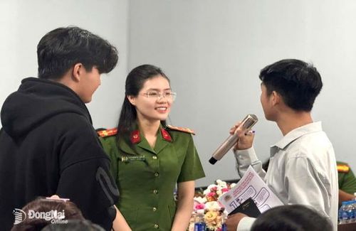 Đại úy Định Thị Hồng Thúy tuyên truyền phòng ngừa ma túy cho công nhân tại huyện Nhơn Trạch. Ảnh: C.T.V