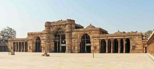 Nhà thờ Hồi giáo Jama Masjid xây dựng thế kỷ XV, từng được dành cho hoàng gia sử dụng. Nhà thờ có 260 cột trụ và 15 mái vòm. (Ảnh: Veidehi Gite)