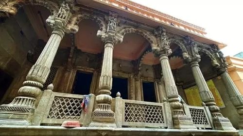 Haveli (biệt thự) cổ này có kiến trúc pha trộn Hindu - Hồi giáo, với những cột trụ, mái vòm và lưới mắt cáo được chạm khắc tinh xảo. (Ảnh: Veidehi Gite)