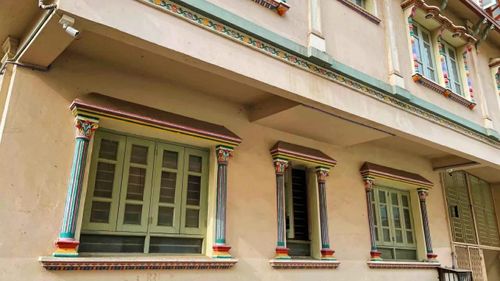Cửa sổ truyền thống tại Lambeshwar Ni Pol, một trong nhiều pol của thành phố Ahmedabad. (Ảnh: Veidehi Gite)