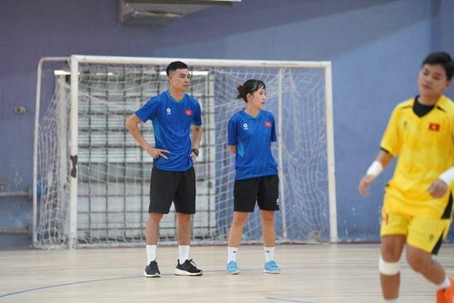 HLV Đình Hoàng nhiều khả năng sẽ chơi với đội hình dự bị khi gặp Iran chiều nay. Ảnh: VFF