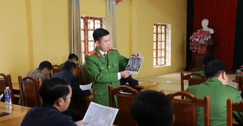 Công an xã Pá Lau, huyện Trạm Tấu thường xuyên tổ chức tuyên truyền phổ biến pháp luật cho người dân.