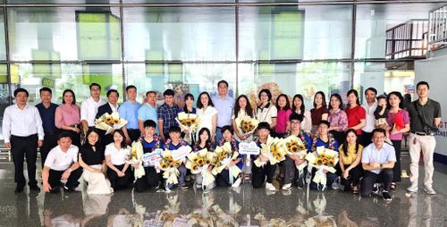 Lãnh đạo Sở Giáo dục và đào tạo, các thầy, cô và gia đình đón Đội Robotics 11 Trường THPT Chuyên tại sân bay.