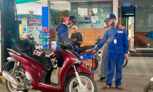 5 mặt hàng xăng, dầu đồng loạt tăng giá bán lẻ từ chiều 15-5. Ảnh: T.Hoa