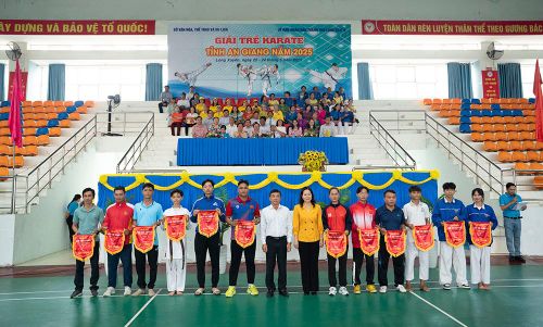 Ban Tổ chức giải tặng cờ lưu niệm cho các đơn vị tham dự giải