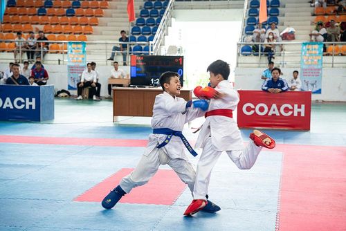 Sau lễ khai mạc, các vận động viên thi đấu nội dung quyền và đối kháng