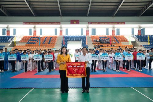 Ban Tổ chức giải tặng cờ đăng cai cho UBND TP. Long Xuyên