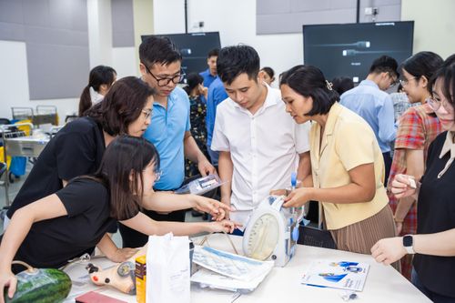 Hoạt động thực hành chăm sóc & điều trị vết thương tại Trung tâm Mô phỏng Y khoa, Trường Đại học VinUni.