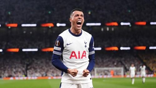 2. Pedro Porro (Tottenham). Hậu vệ phải người Tây Ban Nha thi đấu bền bỉ và năng nổ. Anh thường xuyên lên công hỗ trợ tấn công và có những quả tạt sắc sảo, giúp hàng công Spurs khó lường hơn.