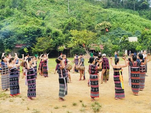 Đồng bào Cơ Tu tổ chức múa hát trong Lễ Tạ ơn rừng