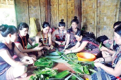 Bà con quây quần gói bánh sừng trâu để dâng lên Mẹ rừng