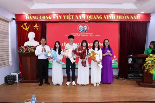4 học sinh ưu tú vinh dự được kết nạp vào Đảng. (Ảnh: THANH TÙNG)