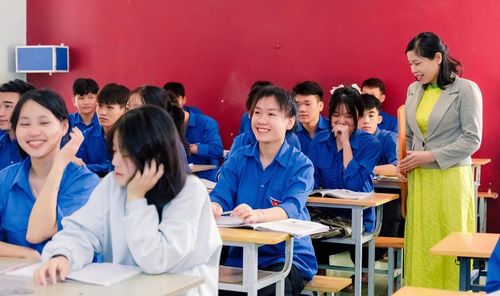 Cô và trò Trường THPT Quan Sơn (Thanh Hóa) ôn thi tại lớp.