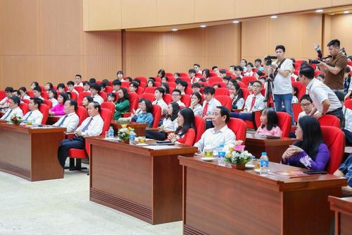  Đại biểu dự buổi lễ tuyên dương, khen thưởng học sinh giỏi tiêu biểu. 