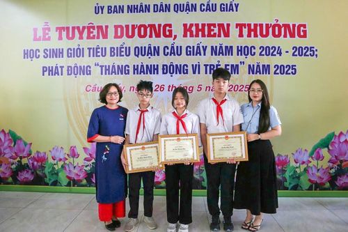  Niềm vui của cô trò Trường THCS Mai Dịch tại buổi lễ tuyên dương, khen thưởng. 
