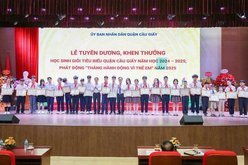  Lãnh đạo quận Cầu Giấy khen thưởng các em học sinh giỏi tiêu biểu. 