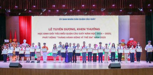  Bà Trịnh Thị Dung - Phó Chủ tịch UBND quận Cầu Giấy và ông Phạm Ngọc Anh - Trưởng phòng GD&amp;ĐT quận Cầu Giấy trao khen thưởng cho các em học sinh. 