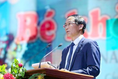  Ông Phạm Ngọc Anh - Trưởng phòng GD&amp;ĐT quận Cầu Giấy báo cáo tại buổi lễ. 