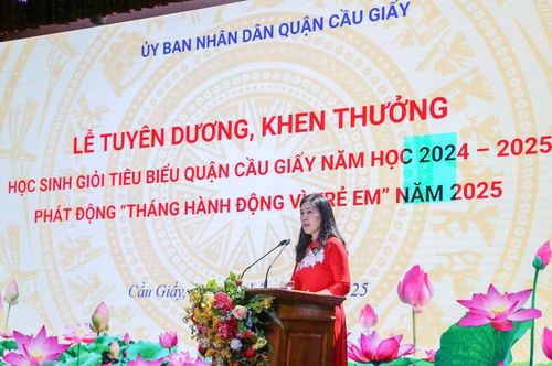 Bí thư Quận ủy Cầu Giấy Trần Thị Phương Hoa phát biểu tại buổi lễ. 
