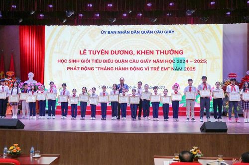  Đại diện Ban tổ chức buổi lễ và đại biểu trao khen thưởng cho học sinh. 