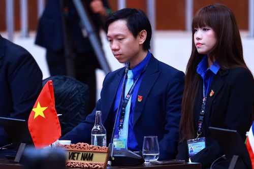 Hai đại biểu thanh niên Việt Nam tham dự chương trình đối thoại. Ảnh: Dương Giang/TTXVN