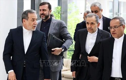 Phái đoàn của Iran, do Ngoại trưởng Abbas Araqchi (trái) dẫn đầu, tới vòng đàm phán thứ 5 với phái đoàn Mỹ tại Đại sứ quán Oman ở Rome, Italy ngày 23/5/2025. Ảnh: IRNA/TTXVN
