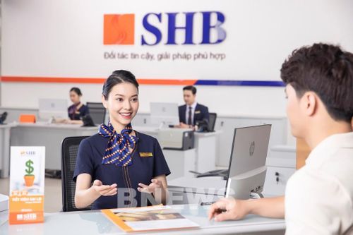 Hướng dẫn khách hàng đăng ký dữ liệu sinh trắc học tại ngân hàng SHB. Ảnh: Bnews/vnanet.vn phát