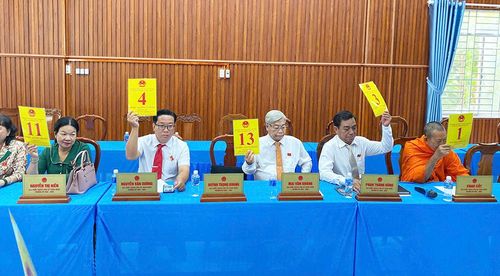 Thông qua các nội dung quan trọng thuộc thẩm quyền