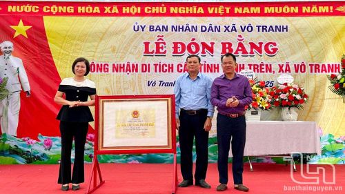 Lễ đón Bằng xếp hạng di tích đình Trên.