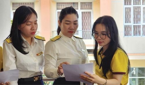 Cán bộ thuế cùng đơn vị cung ứng dịch vụ hóa đơn trao đổi các thông tin liên quan