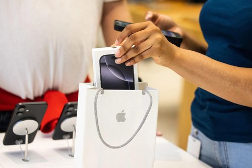 Người dùng mua iPhone tại cửa hàng Apple. Ảnh: Bloomberg.