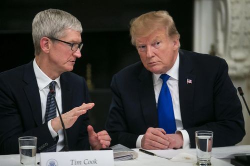Tim Cook và Donald Trump trong một cuộc họp năm 2019. Ảnh: Bloomberg.