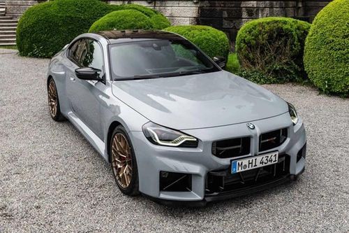 Khách hàng có thể lựa chọn các màu sơn như đen Black Sapphire, xám Brooklyn Grey hay xanh Portimao Blue. Riêng tông màu xanh Velvet Blue Metallic tùy chọn BMW Individual có giá 3.600 USD.
