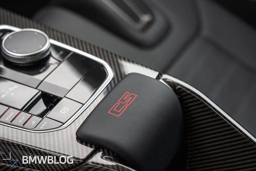 Nội thất M2 CS với ghế đua làm từ carbon (M Carbon Bucket Seats) bọc da Merino màu đen, với điểm nhấn M và huy hiệu CS. Vô lăng bọc Alcantara và có vạch đỏ ở vị trí 12 giờ. Dây an toàn M và bệ cửa bên khắc dòng chữ "M2 CS" nhấn mạnh sự đặc biệt của xe.