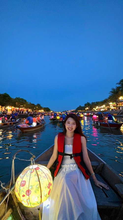 Diễn viên Thúy Ngân "thưởng thức những ngày dễ chịu và không cần vội vã" ở Hội An. Ảnh: FB Lê Huỳnh Thúy Ngân