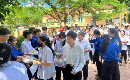  Những suất ăn trưa hỗ trợ học sinh hoàn cảnh khó khăn ở vùng núi huyện Đakrông. 