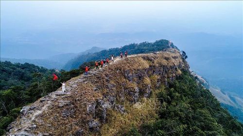 Du khách lên đỉnh núi Pia Pò (núi Cha) đoạn qua “sống lưng Khủng Long” của huyện Lộc Bình.