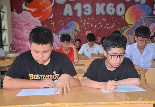 Thí sinhkiểm tra thẻ dự thi.